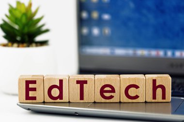 EdTech temalı fotoğraf. Laptopun arka planında 