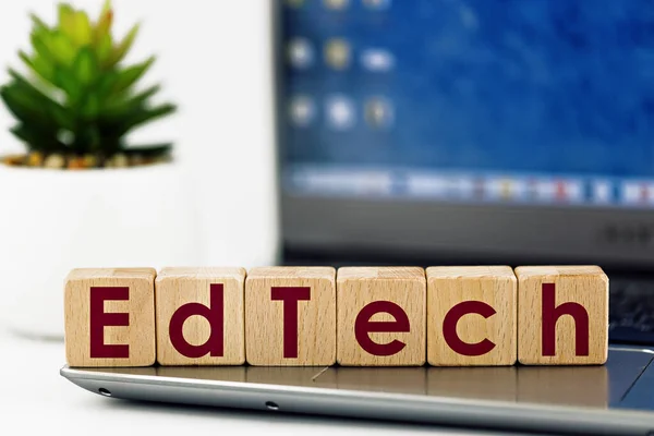 EdTech temalı fotoğraf. Laptopun arka planında 
