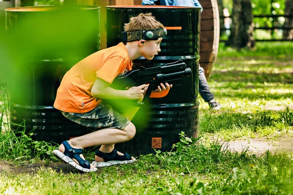 武装少年在户外玩激光标签射击游戏 图库图片