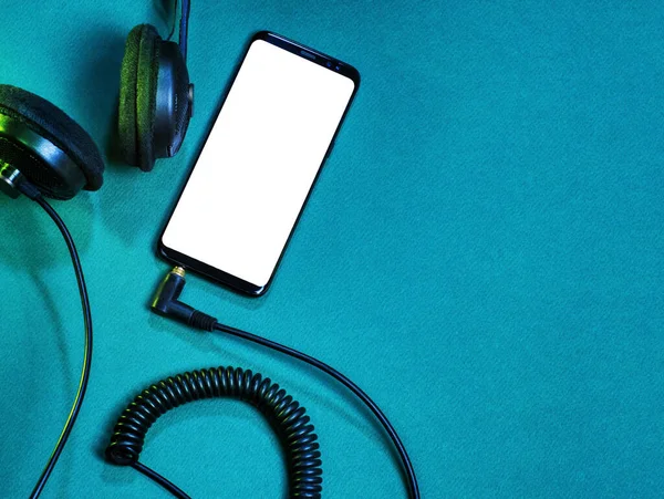 Muziek Streaming Fotosjabloon Met Een Mobiele Telefoon Met Leeg Scherm — Stockfoto