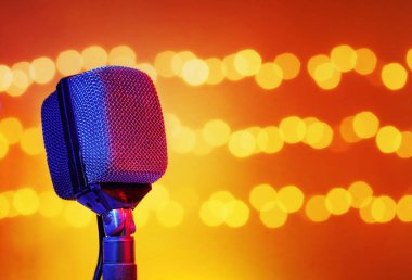 Parlayan ışıkların önünde klasik bir mikrofonla müzik konsepti. Metin için kopyalama alanı olan bir şablon