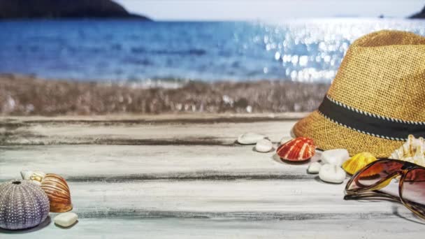 夏休み 製品パックのショットのためのコピースペースと角度ビュービデオ背景ループ パナマ帽子 カスタム白い木製のテーブルの上の貝殻のビーチの帯状疱疹 — ストック動画