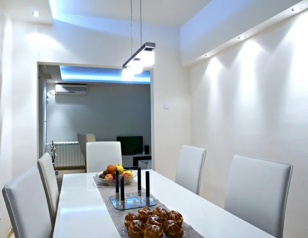 Yemek odasının içinde.