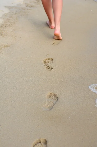 Benen på en strand och fotspår — Stockfoto