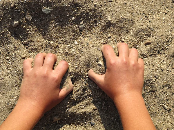 Bambino prende le mani di sabbia — Foto Stock
