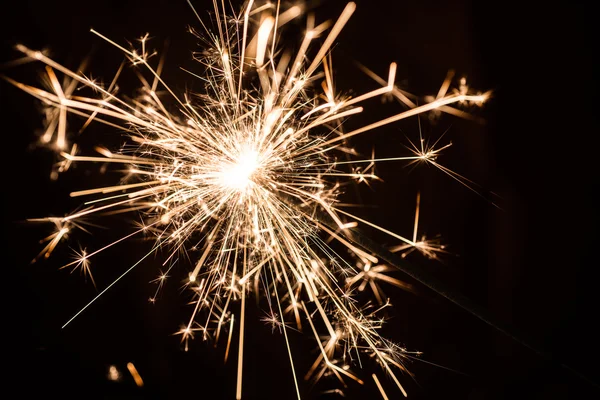 Sparkler em fundo desfocado — Fotografia de Stock