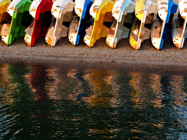 Bunte Tretboote — Stockfoto