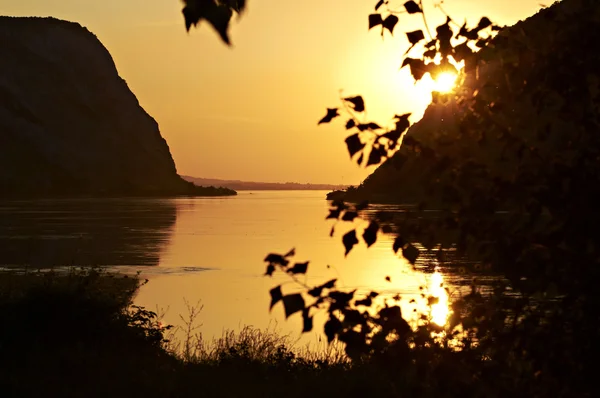 Gölde dağlarda günbatımı — Stok fotoğraf