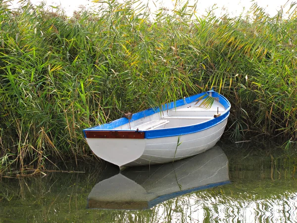 Petit bateau en bois — Photo