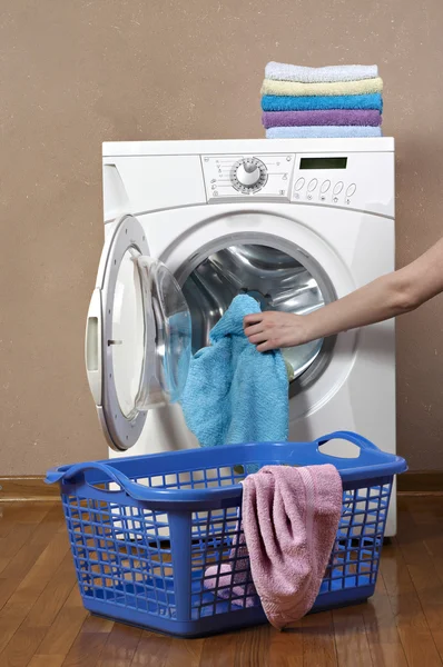 Mujer cargando lavadora — Foto de Stock