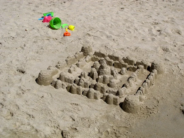 Castello di sabbia sulla spiaggia — Foto Stock