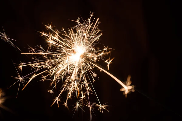 Sparkler em fundo desfocado — Fotografia de Stock