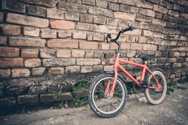 Bicicleta vintage sobre fondo de pared de ladrillo — Foto de Stock