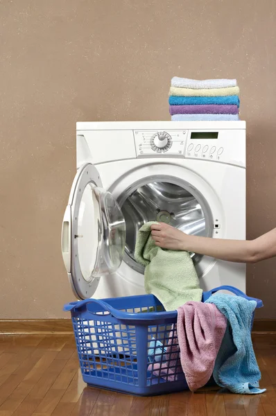 Frau lädt Waschmaschine — Stockfoto