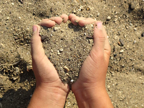 Sabbia in mani di bambino — Foto Stock