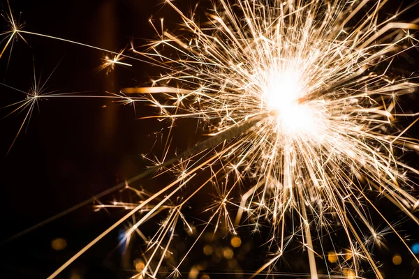 Sparkler em fundo desfocado — Fotografia de Stock