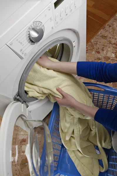 Mujer cargando lavadora —  Fotos de Stock