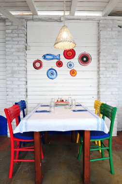 Yunan tavernası kavramı