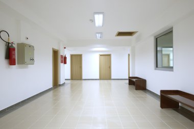 Boş ofis binası koridorunda