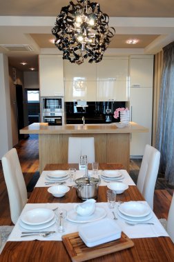Modern yemek odası.