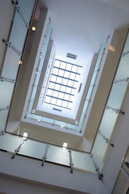 Modern merdiven içinde bir ofis binası