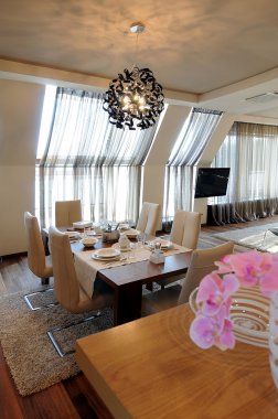 Modern yemek odası.