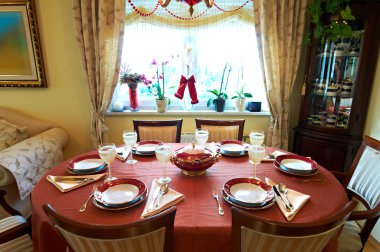 Yemek odasının içinde.