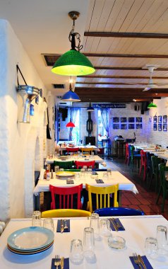 Yunan tavernası kavramı