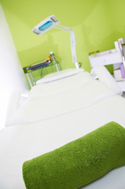 Spa merkezinde masaj masası