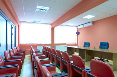 Kırmızı konferans salonu