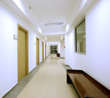 Boş ofis binası koridorunda