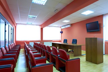 Kırmızı konferans salonu