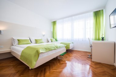 Otel çift kişilik yataklar