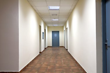 Boş ofis binası koridorunda