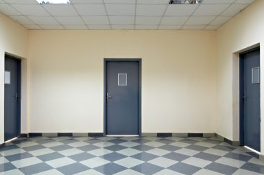 Boş ofis binası koridorunda