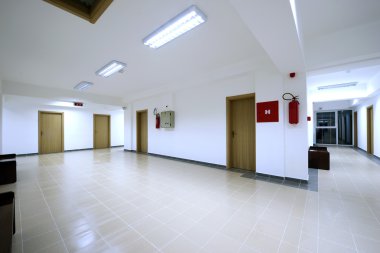 Boş ofis binası koridorunda