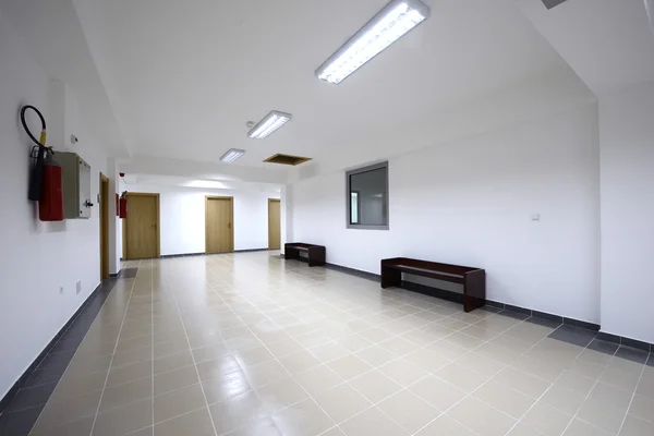 Couloir vide dans un immeuble de bureaux — Photo