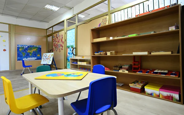 Jardim de infância Montessori Sala de aula pré-escolar — Fotografia de Stock