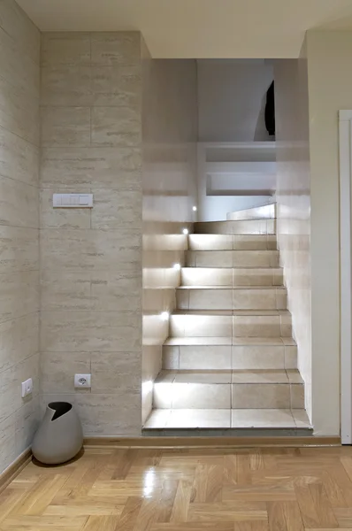 Escaliers dans l'intérieur moderne — Photo