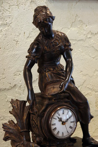 Oldtimer-Uhr auf einem Tisch — Stockfoto