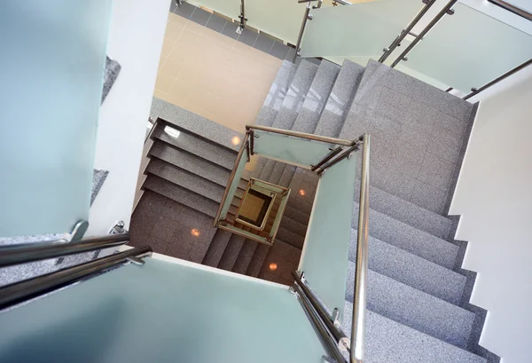 Modern lépcsőház a hivatali épület — Stock Fotó