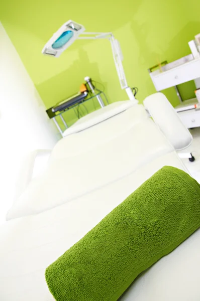 Massagetafel in Spa center — Stockfoto