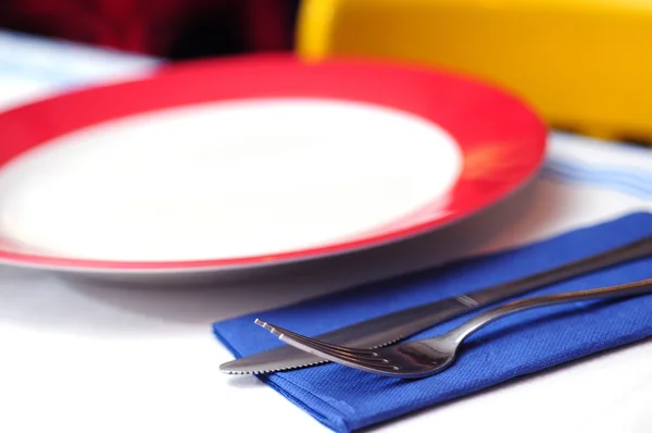 Gebruiksvoorwerpen op de tafel van het restaurant — Stockfoto