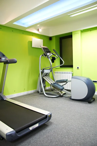 Centro de fitness interior com equipamento — Fotografia de Stock