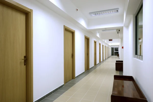 Tomma korridoren i kontorsbyggnaden — Stockfoto