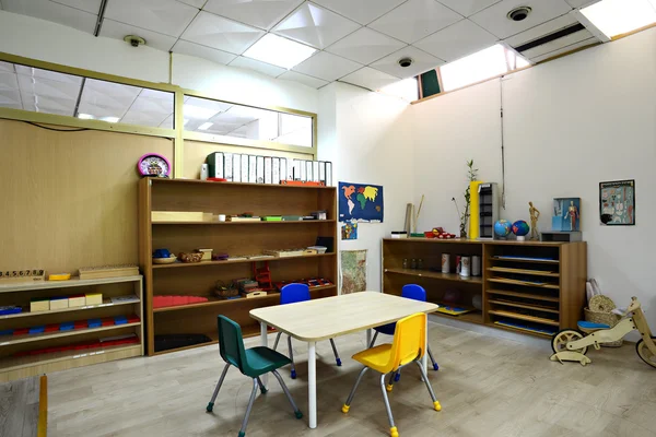 Монтессорі дитячого садка дошкільного класі — стокове фото
