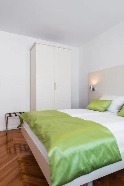 Hotelappartement mit Betten — Stockfoto