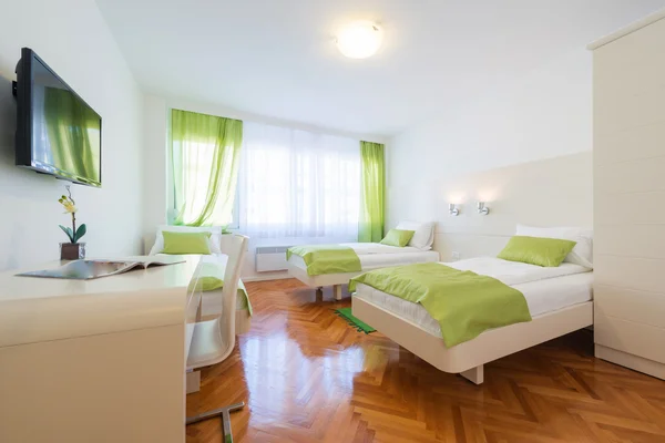 Hotelappartement mit Betten — Stockfoto