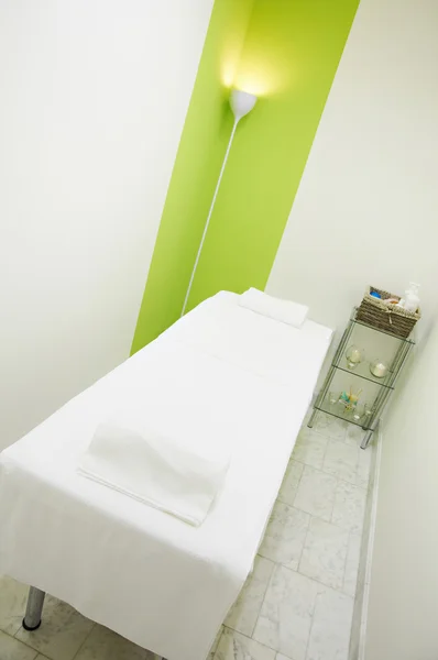 Table de massage dans le centre SPA — Photo