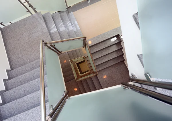 Escalier moderne a dans un immeuble de bureaux — Photo